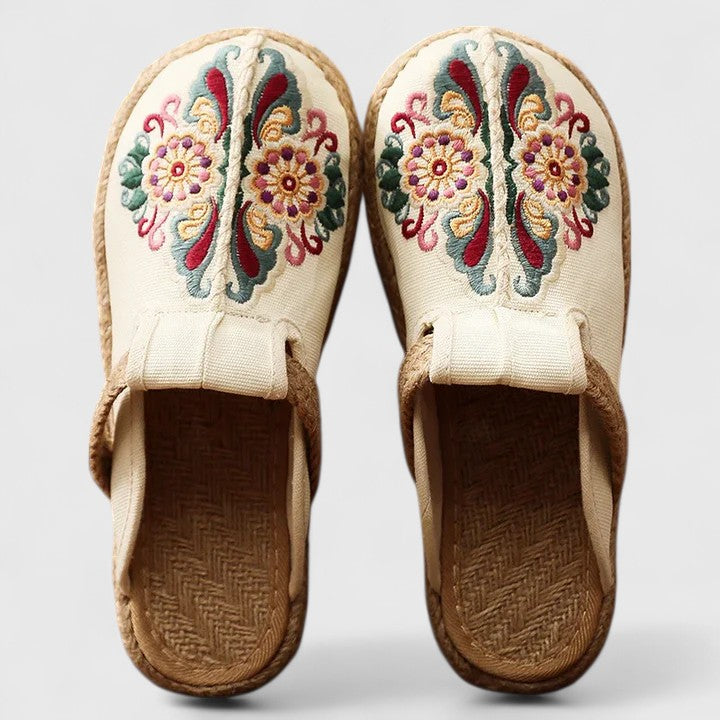Matilda Dresden | Bestickte Flache Sandalen
