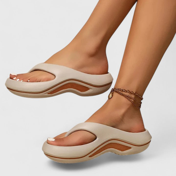 Greta Trier | Leichte Slip-On Sandalen in Weiß/Rosa