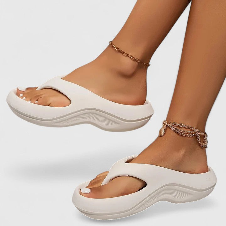 Greta Trier | Leichte Slip-On Sandalen in Weiß/Rosa