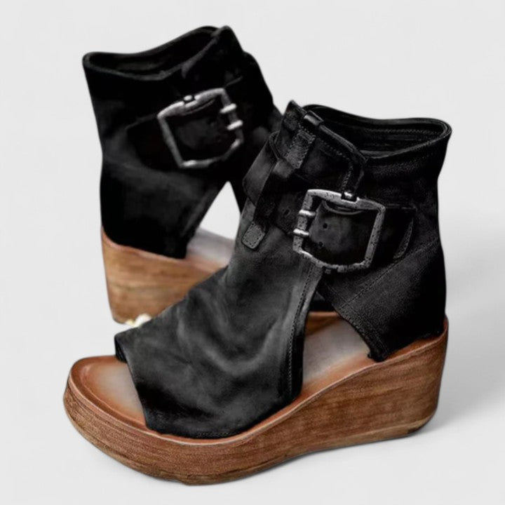 Greta Rothenburg | Klassische Wedge-Sandalen