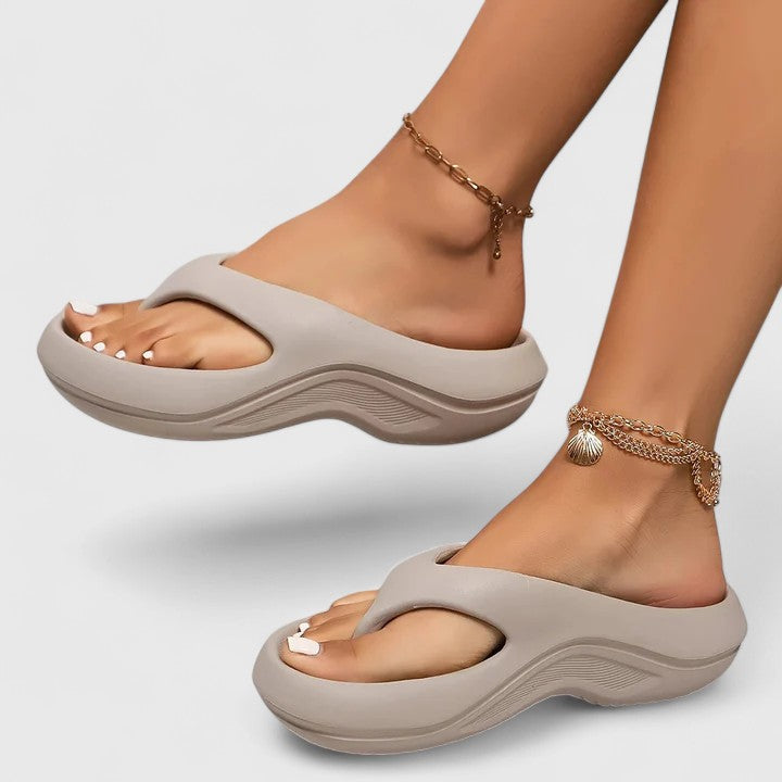 Greta Trier | Leichte Slip-On Sandalen in Weiß/Rosa