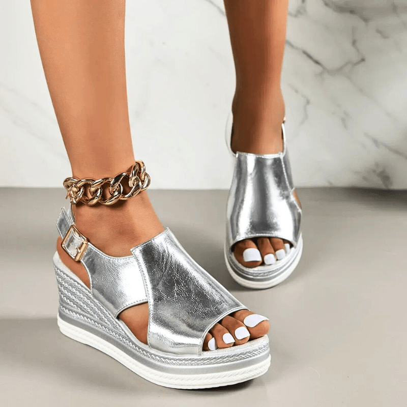 Marlene Weimar | Stylische Metallic-Sandalen