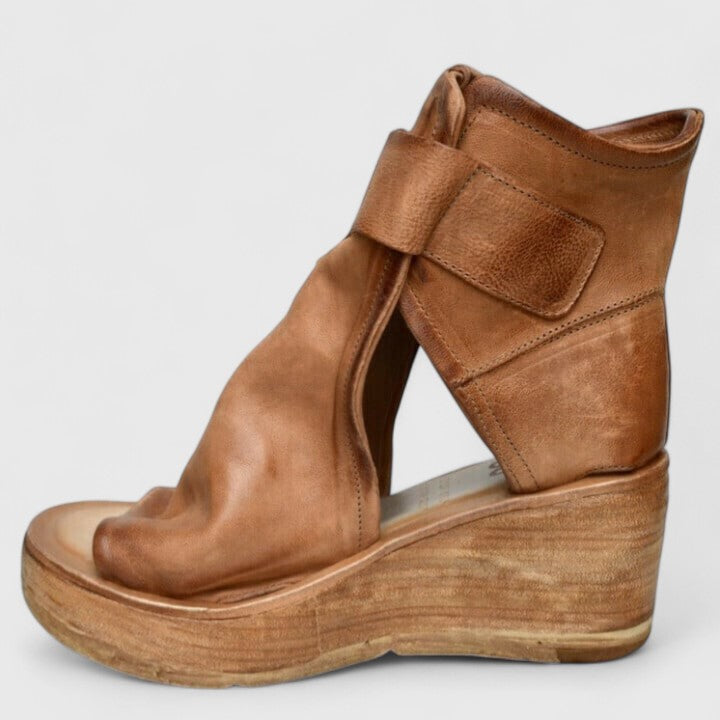 Greta Rothenburg | Klassische Wedge-Sandalen