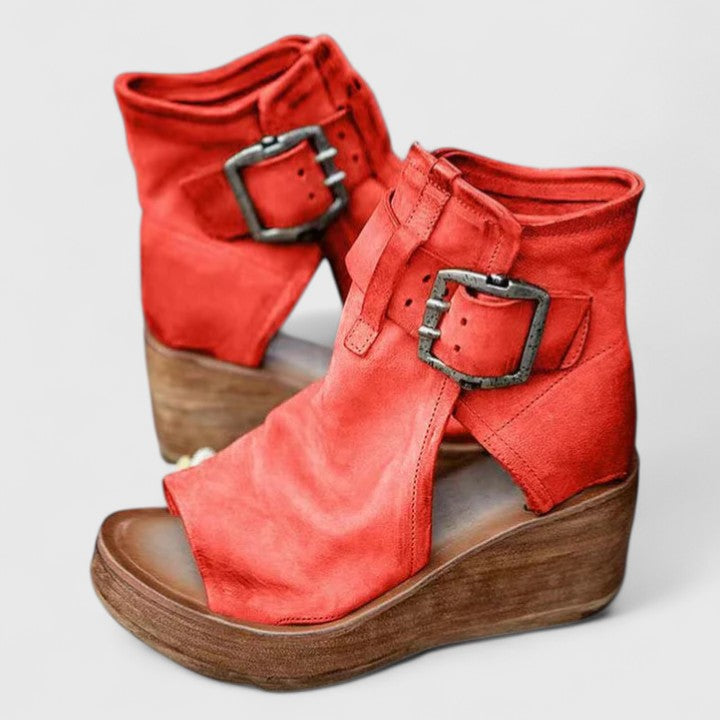 Greta Rothenburg | Klassische Wedge-Sandalen