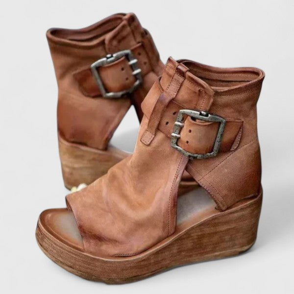 Greta Rothenburg | Klassische Wedge-Sandalen