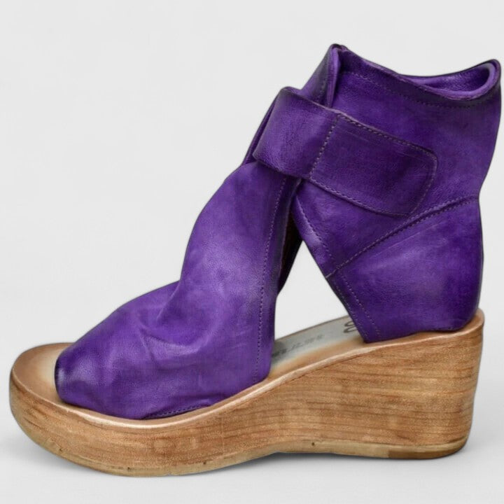 Greta Rothenburg | Klassische Wedge-Sandalen