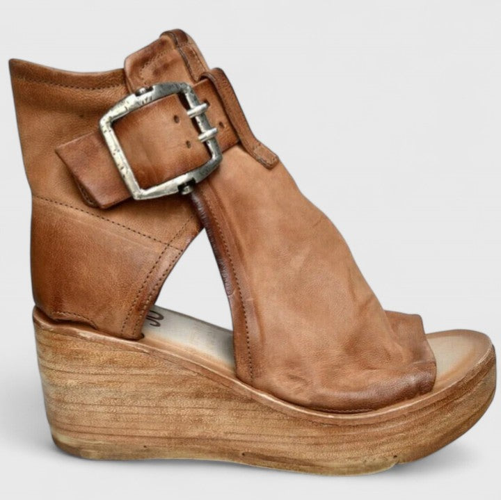 Greta Rothenburg | Klassische Wedge-Sandalen