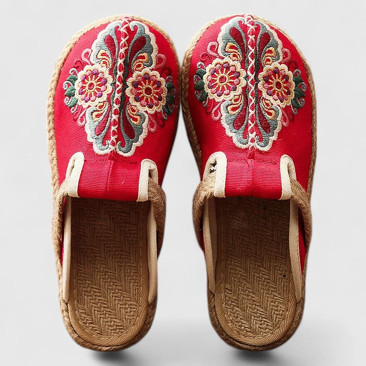 Matilda Dresden | Bestickte Flache Sandalen
