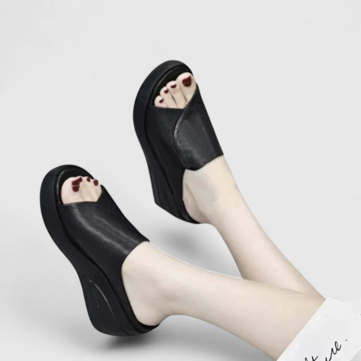 Greta Erfurt | Orthopädische Wedge-Sandalen in Schwarz