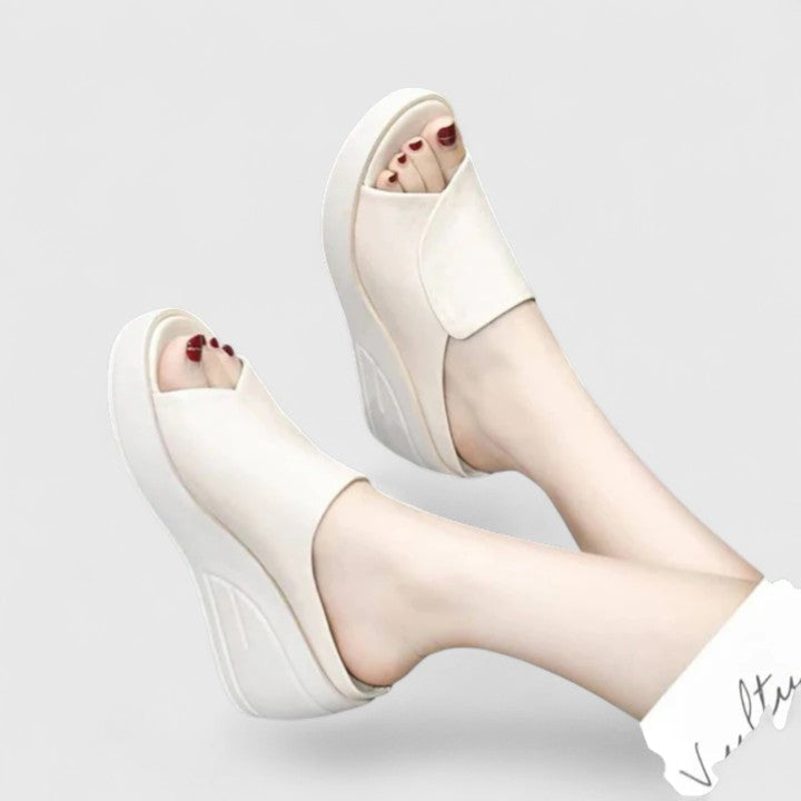Greta Erfurt | Orthopädische Wedge-Sandalen in Schwarz