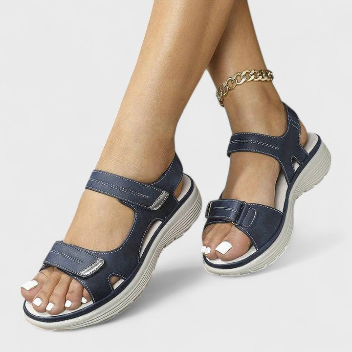 Katharina Goslar | Elegante Orthopädische Sandalen in Blau