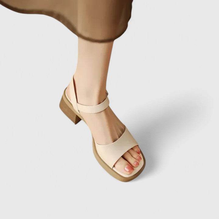 Rosalinde Rothenburg | Elegante Sandalen in Cremeweiß