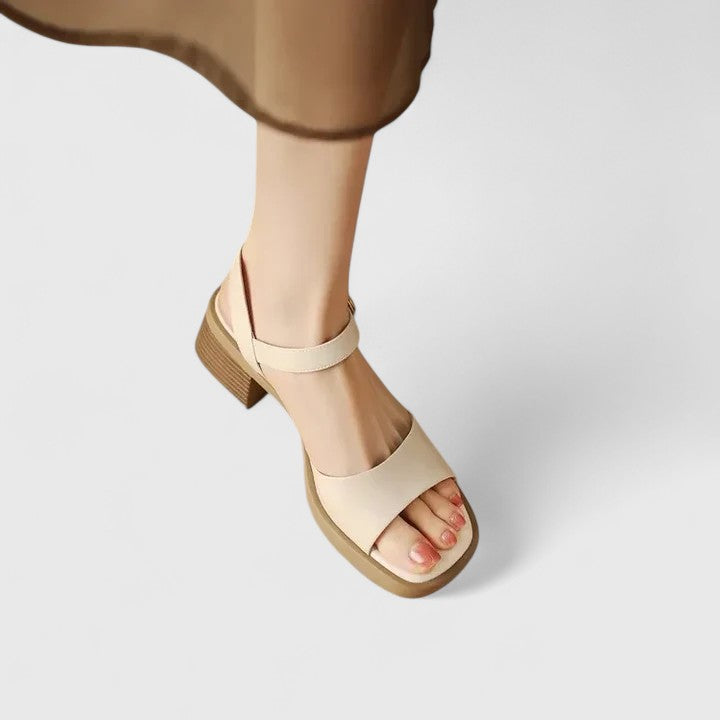 Rosalinde Rothenburg | Elegante Sandalen in Cremeweiß