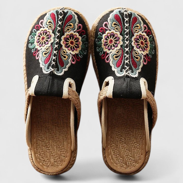 Matilda Dresden | Bestickte Flache Sandalen