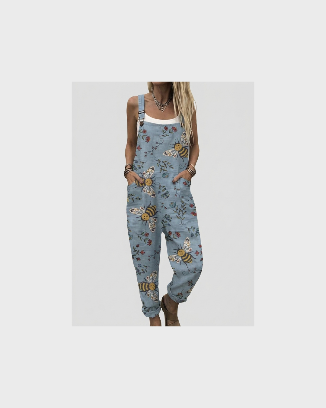 Frieda Aachen | Hellblaue Latzhose mit Bienen