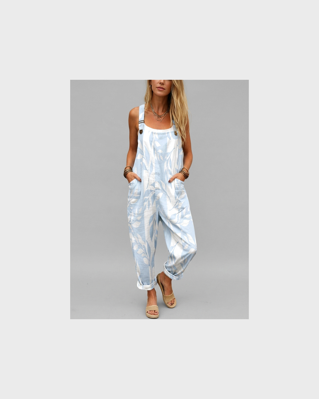 Greta Aachen | Latzhose mit Hellblauem Blättermotiv