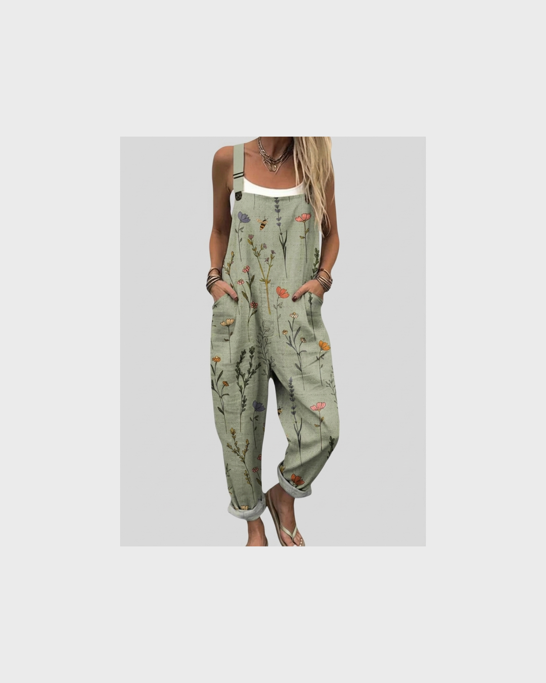 Helene Aachen | Salbeigrüne Latzhose mit Blumenmix