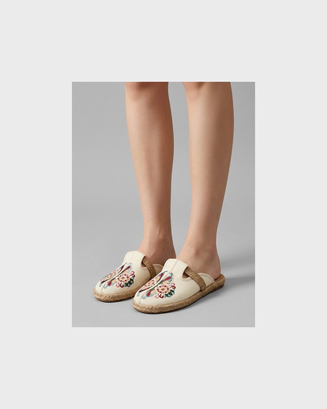 Matilda Dresden | Bestickte Flache Sandalen
