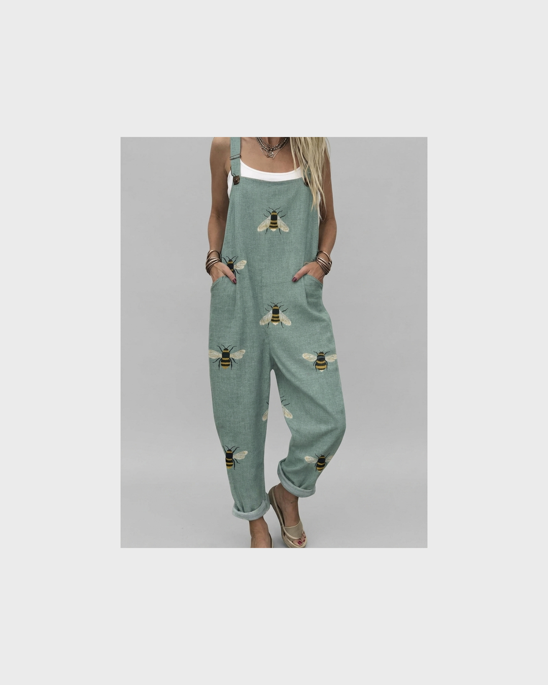 Rosalinde Celle | Latzhose mit Bienen-Print Salbeigrün